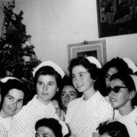 La Reina Sofía con sus compañeras cuando era enfermera