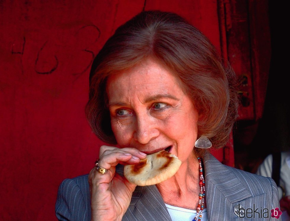 La Reina Sofía comiendo una galleta