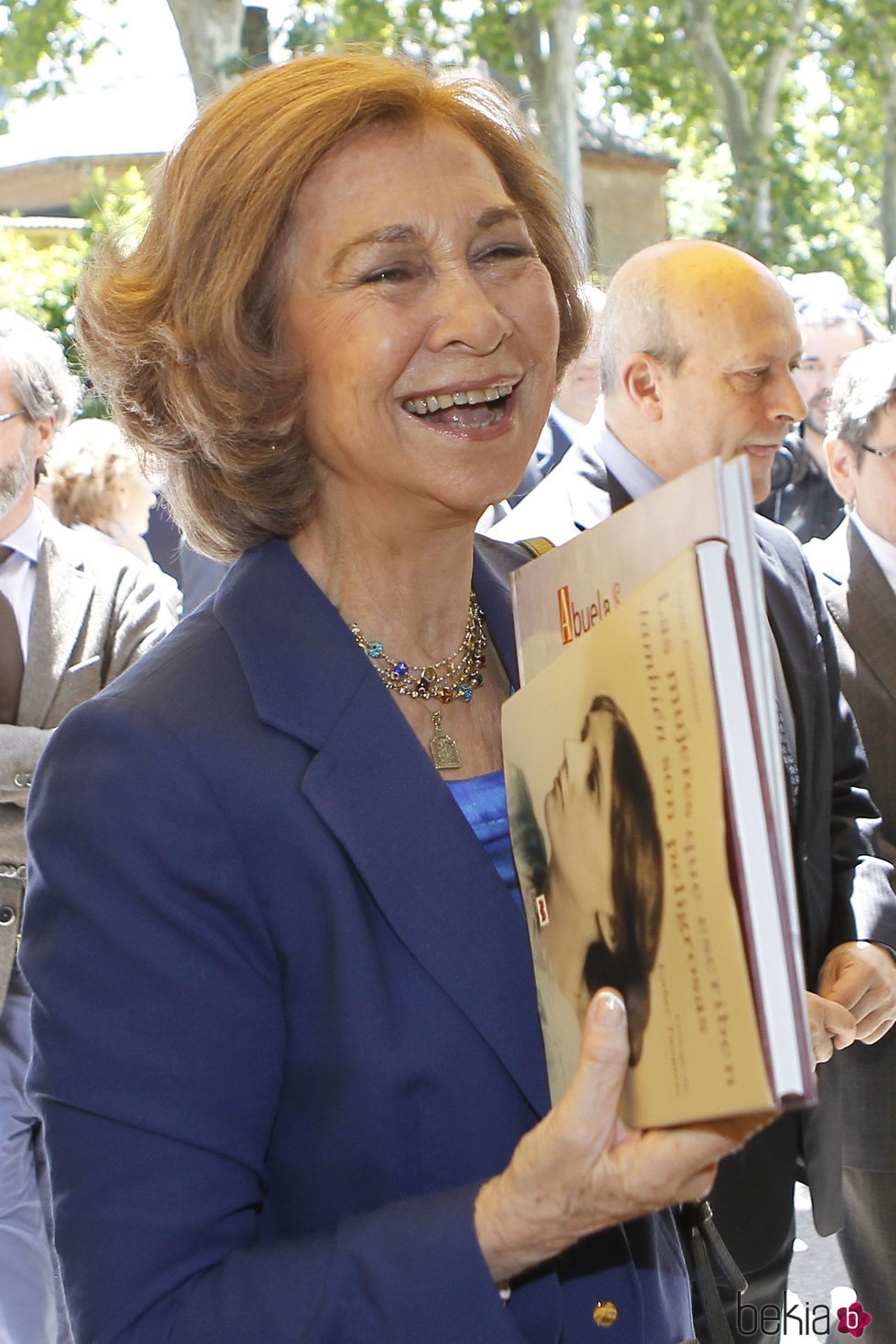 La Reina Sofía con dos libros