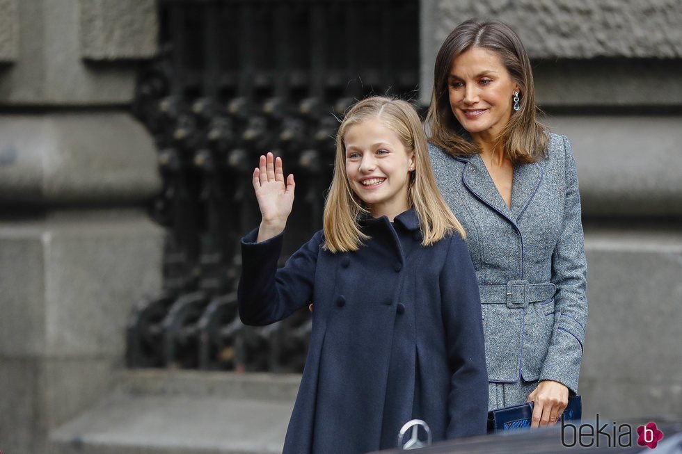 La Princesa Leonor saluda junto a la Reina Letizia en el día de su 13 cumpleaños