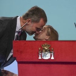 La Princesa Leonor besa al Rey Felipe tras leer el Artículo I de la Constitución