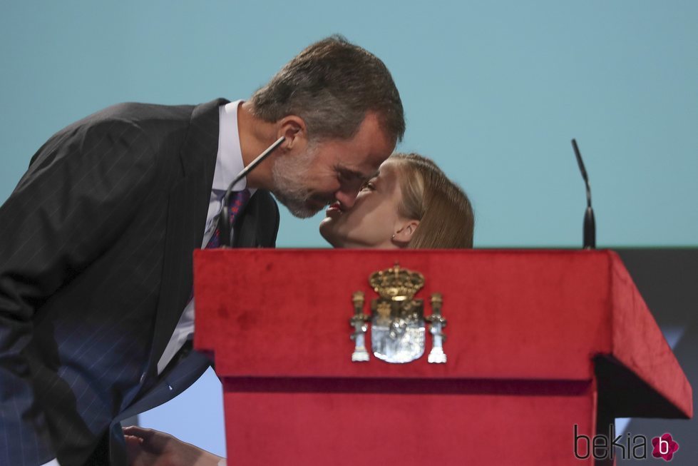 La Princesa Leonor besa al Rey Felipe tras leer el Artículo I de la Constitución
