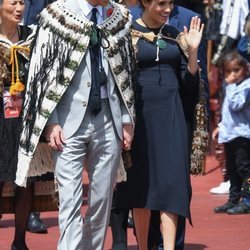 El Príncipe Harry y Meghan Markle con capas maorís en Nueva Zelanda