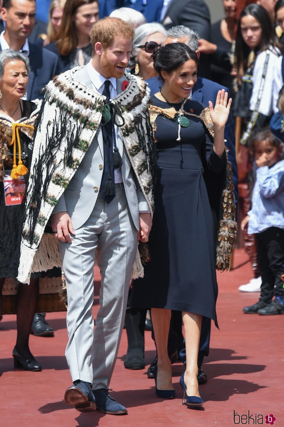 El Príncipe Harry y Meghan Markle con capas maorís en Nueva Zelanda