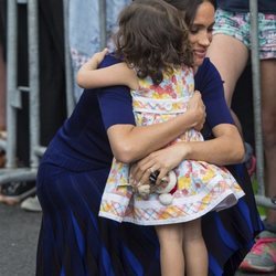 Meghan Markle abraza a una niña en Rotorua