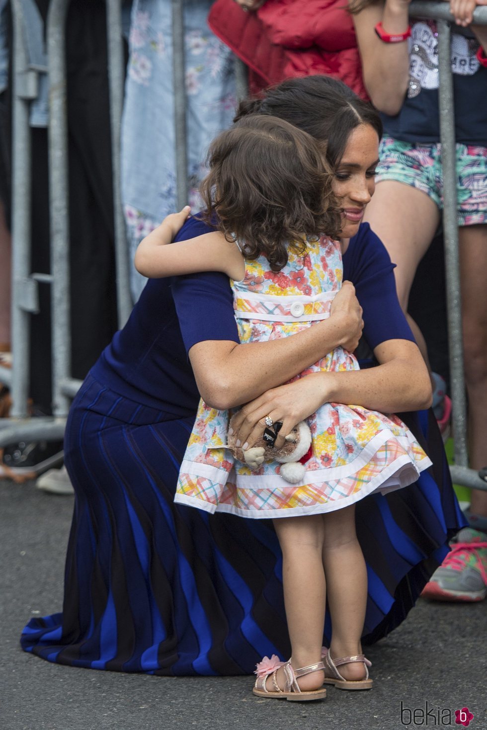 Meghan Markle abraza a una niña en Rotorua