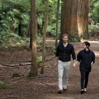 El Príncipe Harry y Meghan Markle paseando por el bosque en Nueva Zelanda