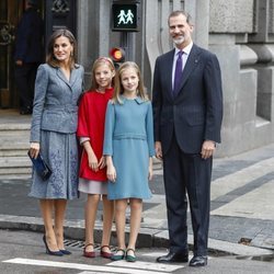 Los Reyes Felipe y Letizia, la Princesa Leonor y la Infanta Sofía en el centro de Madrid