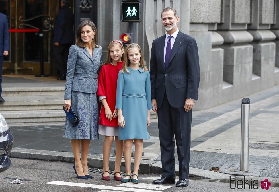Los Reyes Felipe y Letizia, la Princesa Leonor y la Infanta Sofía en el centro de Madrid