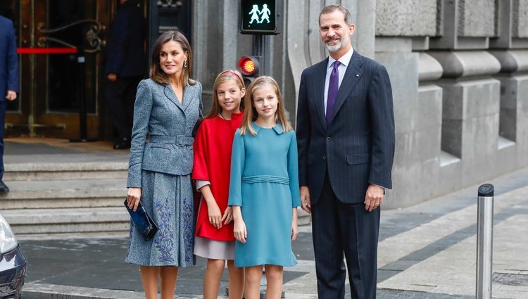 Los Reyes Felipe y Letizia, la Princesa Leonor y la Infanta Sofía en el centro de Madrid