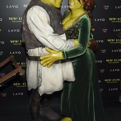 Heidi Klum y Tom Kaulitz disfrazados de Fiona y Shrek en la fiesta de Halloween 2018 de Heidi Klum