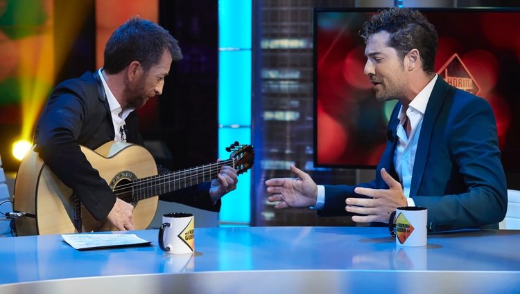 David Bisbal cantando en 'El hormiguero' con Pablo Motos