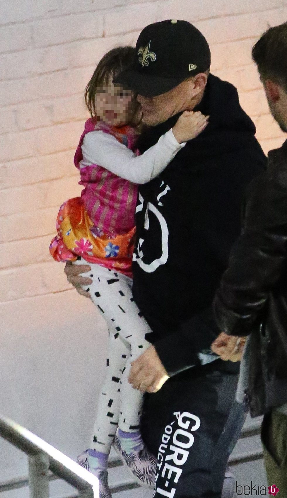 Channing Tatum y su hija a la salida de un concierto