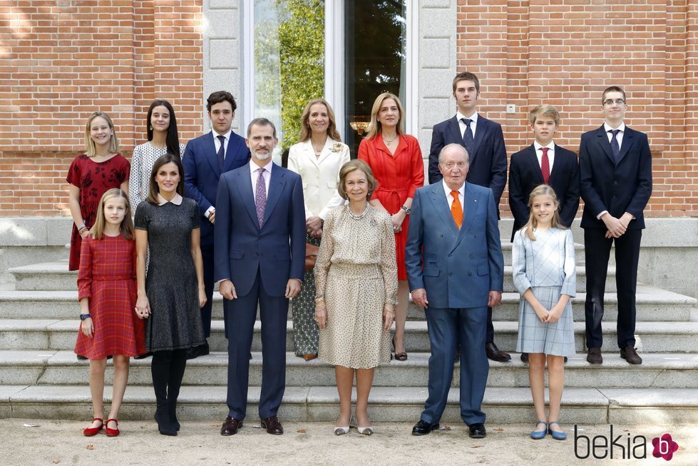 Los Reyes Juan Carlos y Sofía con sus hijos, el Rey Felipe y las Infantas Elena y Cristina, sus ocho nietos y la Reina Letizia