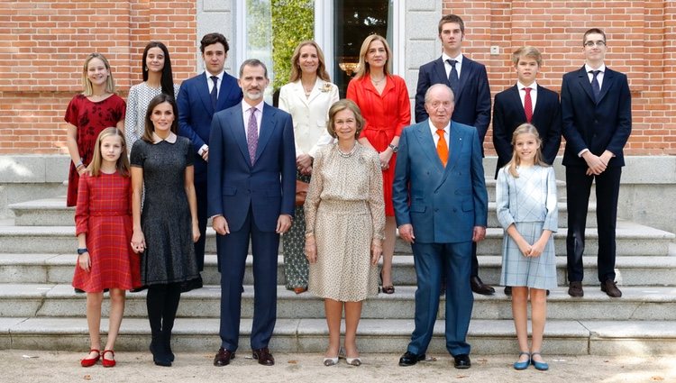 Los Reyes Juan Carlos y Sofía con sus hijos, el Rey Felipe y las Infantas Elena y Cristina, sus ocho nietos y la Reina Letizia