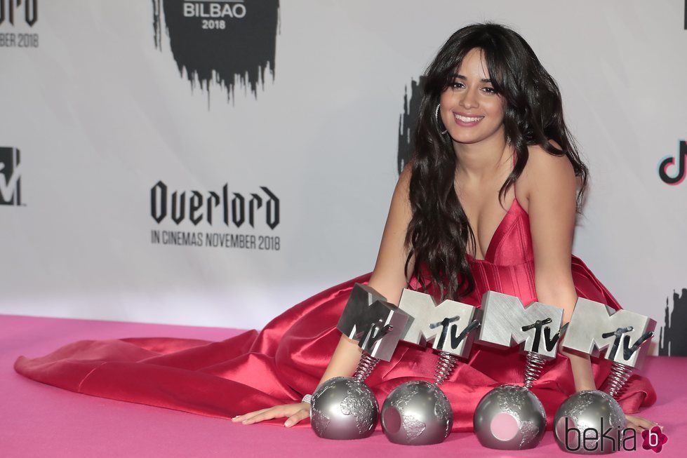 Camila Cabello con los galardones de los MTV EMAs 2018 de Bilbao
