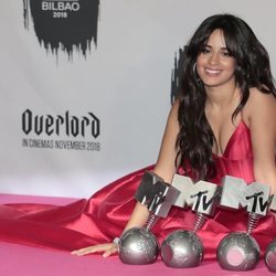 Camila Cabello con los galardones de los MTV EMAs 2018 de Bilbao