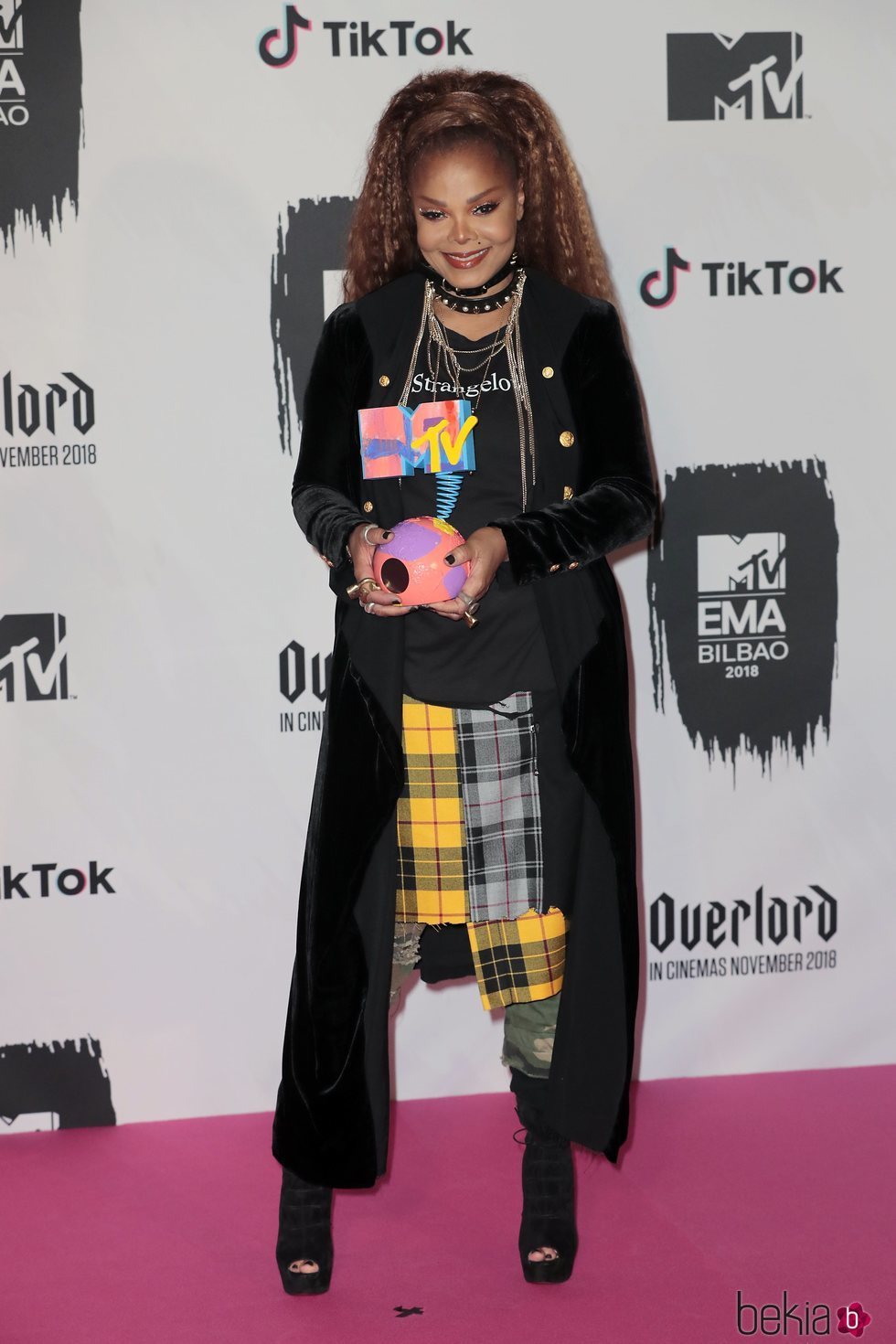 Janet Jackson con su premio de los MTV EMAs 2018 de Bilbao