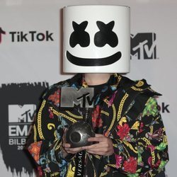 DJ Marshmello con su premio de los MTV EMAs 2018 de Bilbao