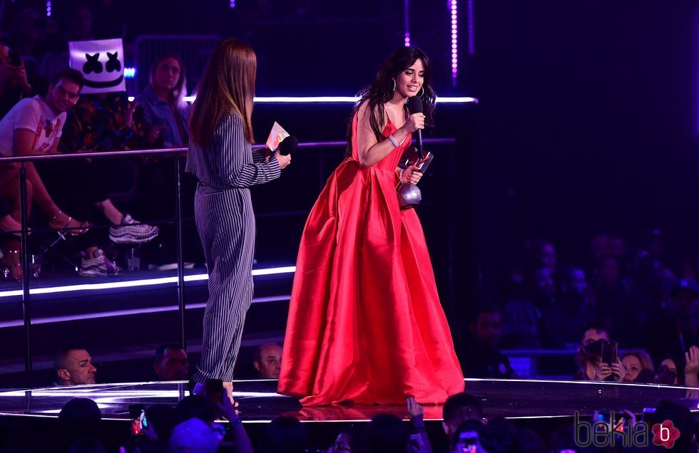 Camila Cabello recibiendo un premio en los MTV EMAs 2018 de Bilbao