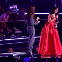 Camila Cabello recibiendo un premio en los MTV EMAs 2018 de Bilbao