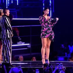 Dua Lipa recibiendo un premio en los MTV EMAs 2018 de Bilbao