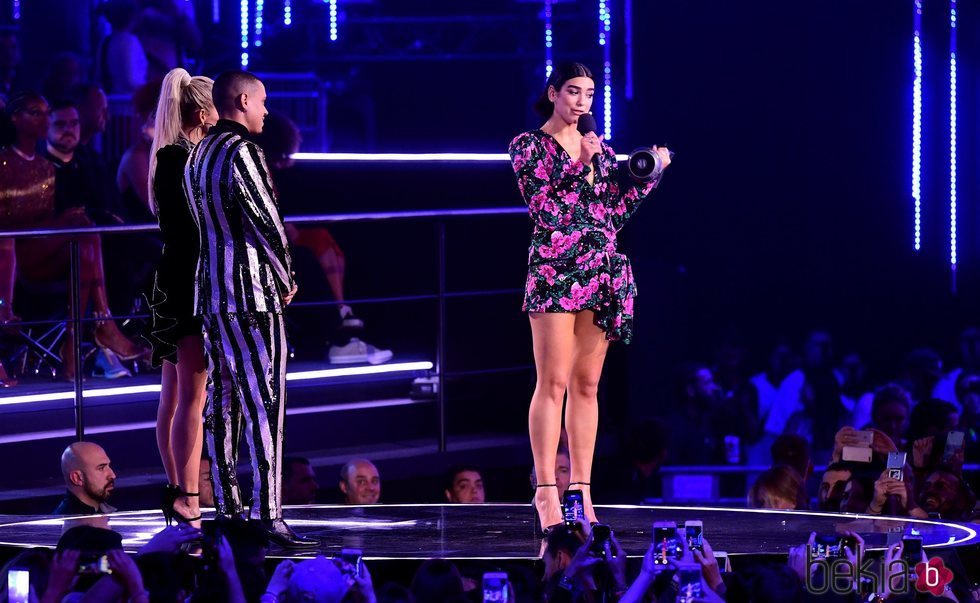 Dua Lipa recibiendo un premio en los MTV EMAs 2018 de Bilbao
