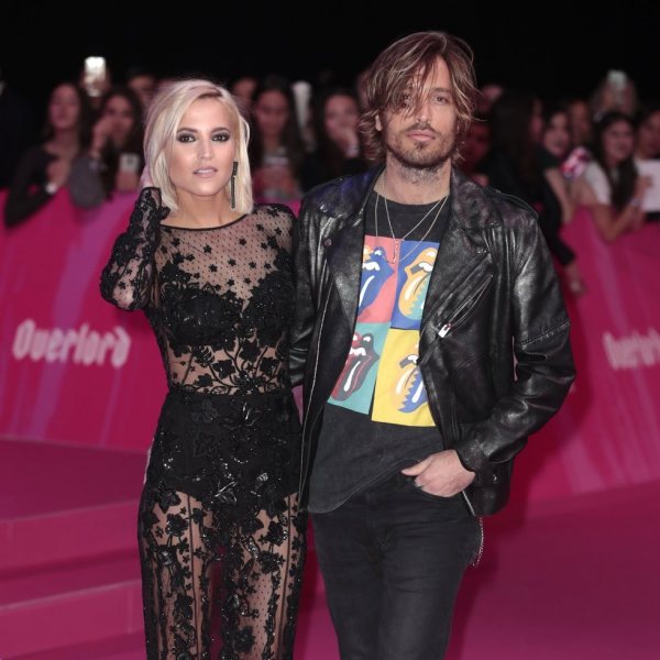 Ana Fernández y Adrián Roma en los MTV EMAs 2018 de Bilbao - Alfombra