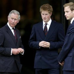 El Príncipe Carlos, el Príncipe Harry y el Príncipe Guillermo en un recuerdo a Lady Di