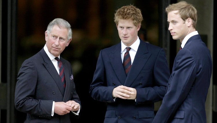 El Príncipe Carlos, el Príncipe Harry y el Príncipe Guillermo en un recuerdo a Lady Di
