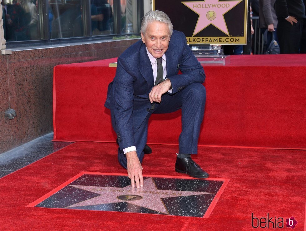 Michael Douglas recibiendo una estrella en el paseo de la fama