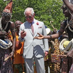 Carlos de Inglaterra bailando durante su visita oficial a Ghana