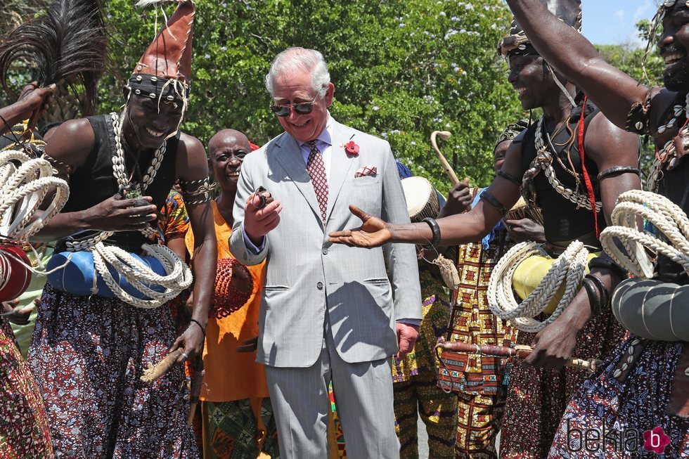 Carlos de Inglaterra bailando durante su visita oficial a Ghana