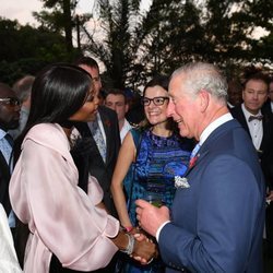 Naomi Campbell charlando animadamente con el Príncipe Carlos de Inglaterra