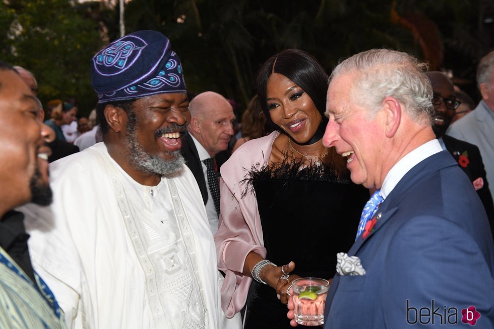 Carlos de Inglaterra y Naomi Campbell durante una recepción oficial en Nigeria