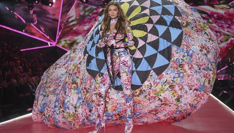 Gigi Hadid desfilando en el Victoria's Secret Fashion Show 2018