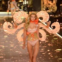 Stella Maxwell desfilando en el Victoria's Secret Fashion Show 2018