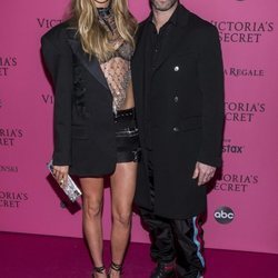 Behati Prinsloo y Adam Levine en la alfombra rosa del Victoria's Secret Fashion Show 2018