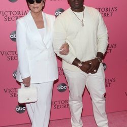 Kris Jenner y Corey Gamble en la alfombra rosa del Victoria's Secret Fashion Show 2018