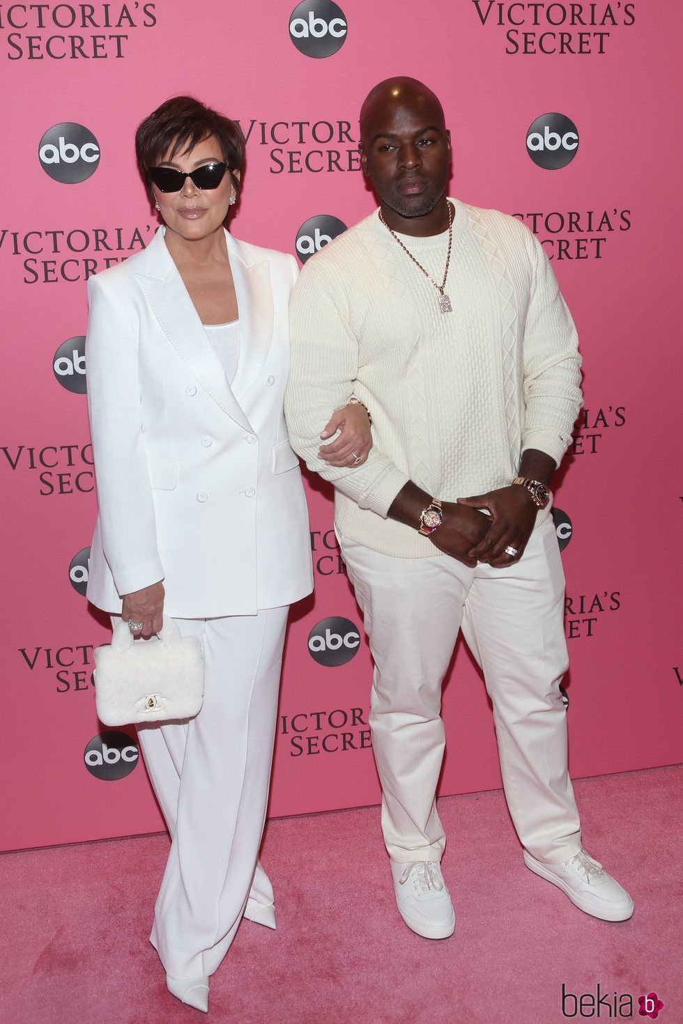 Kris Jenner y Corey Gamble en la alfombra rosa del Victoria's Secret Fashion Show 2018