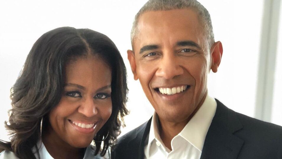 Michelle y Barack Obama posando muy cariñosos