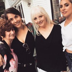 Lady Gaga junto a su hermana, madre y abuela