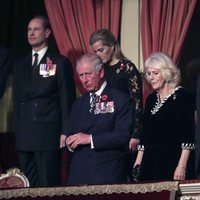 Los Condes de Wessex, los Duques de Cornualles, el Príncipe Andrés, Meghan Markle y Theresa May durante el Festival of Remembrance 201