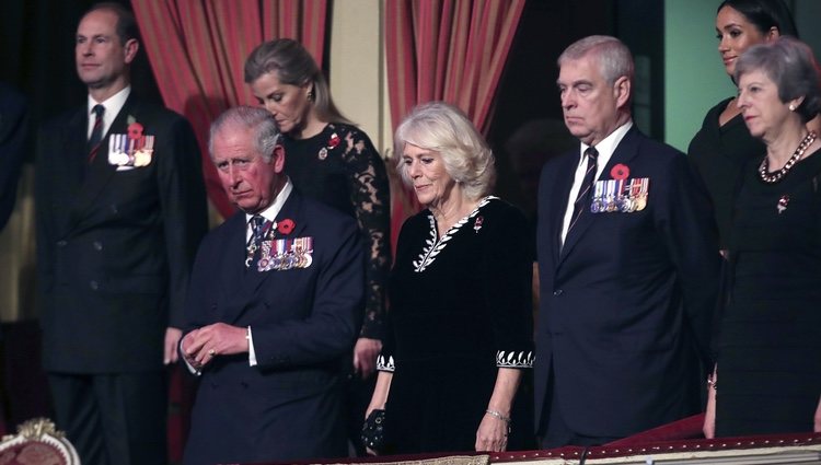 Los Condes de Wessex, los Duques de Cornualles, el Príncipe Andrés, Meghan Markle y Theresa May durante el Festival of Remembrance 201