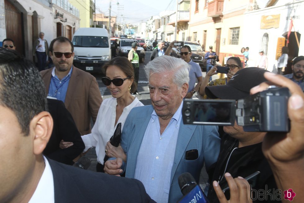 Isabel Preysler y Mario Vargas Llosa llegando a 'Hay Festival'