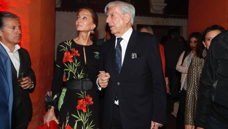 Isabel Preysler y Mario Vargas Llosa visitando Arequipa