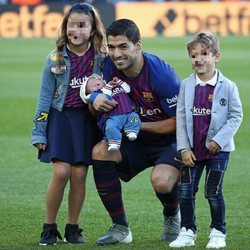 Luis Suárez posando con sus tres hijos por primera vez en el Camp Nou