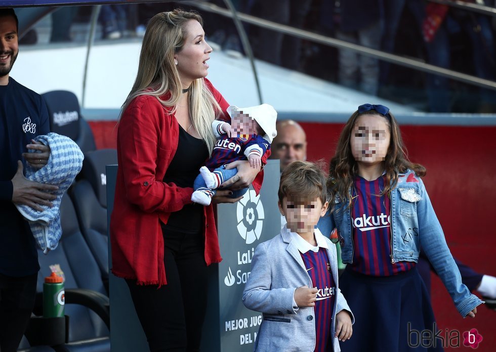 Sofia Balbi con sus tres hijos junto al banquillo del Barça en el Camp Nou