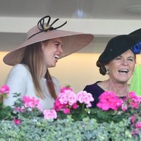 Sarah Ferguson riéndose junto a Isabel II y la Princesa Beatriz de York en Ascot