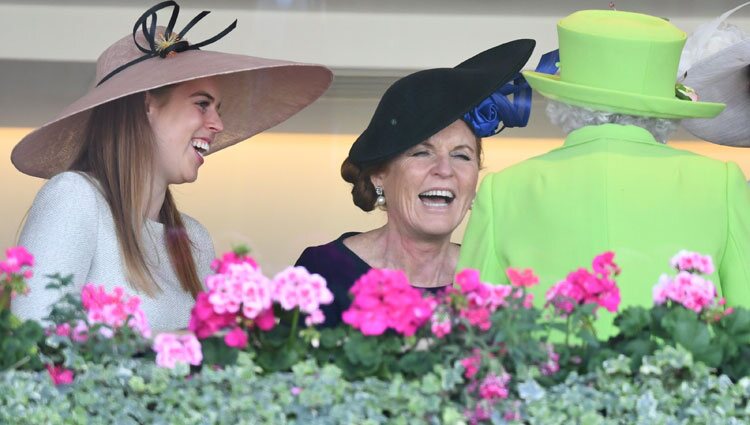 Sarah Ferguson riéndose junto a Isabel II y la Princesa Beatriz de York en Ascot